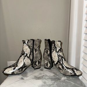 🆕Snake print heels boots